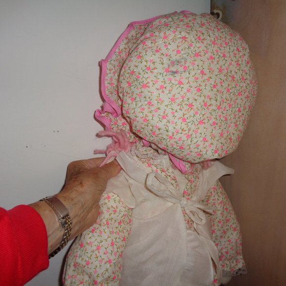 VINTAGE HANDMADE RAG GIRL DOLL, CLOTH SOFT BODY, FULLY DRESSED, 24 INCHES - Picture 4 of 5